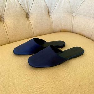 Urban outfitter fabric slipper (New without tag. )